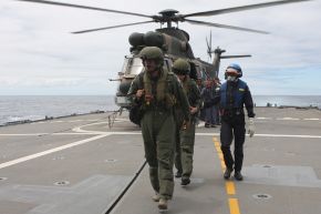 Marine - Bilder der Woche: Südafrikanische Luftwaffenhelikopter landen auf der Fregatte &quot;Brandenburg&quot;
