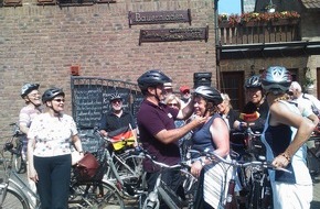 Polizei Düsseldorf: POL-D: Aktiv und sicher in Düsseldorf - Senioren fahren nur mit Helm ins Café Fotos im Download