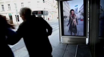 Fox Networks Group Germany: Zombie-Attacke auf Wiener Straßenbahn: Sky und Fox stimmen mit Happening auf Staffel 5 von "The Walking Dead" ein (FOTO)