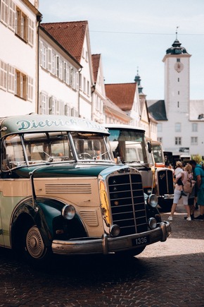 Romantik trifft Nostalgie: 70 historische Fahrzeuge und 3.000 Besucher bei Oldtimer-Bustreffen in Bad Mergentheim