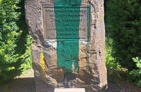 Polizeiinspektion Hameln-Pyrmont/Holzminden: POL-HOL: Erneute Sachbesch&auml;digung durch Farbschmierereien am Gedenkstein f&uuml;r ermordete Polizisten im Rottm&uuml;ndetal bei Boffzen.