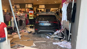 Polizeipr&auml;sidium Mittelhessen - Pressestelle: Mittelhessen: MARBURG-BIEDENKOPF: Auto kracht durch Schaufensterscheibe + Diebe auf Firmengel&auml;nde unterwegs