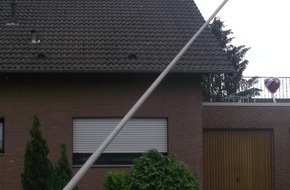 Polizei Düren: POL-DN: Straßenlaterne umgefahren und geflüchtet