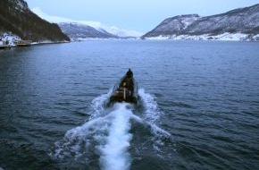 Presse- und Informationszentrum Marine: Deutsche Marine - Pressemeldung: Kampfmittelbeseitiger unter Eis - Minentaucher übten in Norwegen