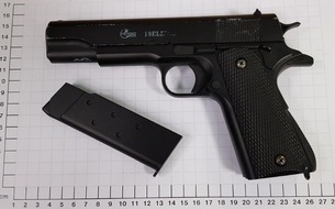 Bundespolizeidirektion Sankt Augustin: BPOL NRW: 18-Jähriger mit täuschend echt aussehender Pistole im Bahnhof - Bundespolizei stellt Softair-Waffe sicher