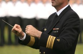 Presse- und Informationszentrum Marine: Nach 22 Jahren übergibt Leiter des Marinemusikkorps den Taktstock an seinen Nachfolger