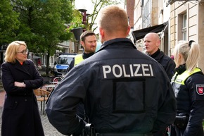 POL-OS: Gemeinsam erinnern, Haltung zeigen: Polizei reinigt Stolpersteine in Osnabr&uuml;ck