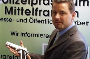 Polizeipräsidium Mittelfranken: POL-MFR: (10) Polizeibeamte mit Schusswaffe bedroht