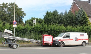 Kreispolizeibehörde Unna: POL-UN: Werne - Verkehrsunfall mit Sachschaden durch verlorenen Anhänger