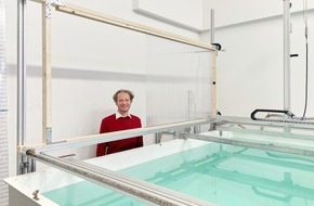 Universität Augsburg: Exotische Wellen mit handfesten Wirkungen: Interdisziplinäre Studie in „Nature communications physics“ veröffentlicht
