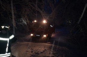 Freiwillige Feuerwehr Breckerfeld: FW-EN: Baum auf der Straße