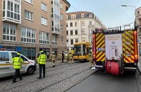Feuerwehr Dresden: FW Dresden: Schwerer Verkehrsunfall mit einer verletzten Person