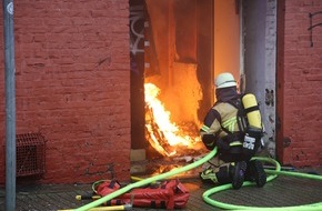 Feuerwehr Essen: FW-E: Ehemaliges Ladenlokal geht in Flammen auf, Einsatzkräfte finden bei Löscharbeiten zahlreiche Hanfpflanzen - keine Verletzten