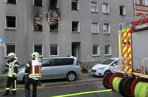 Feuerwehr Gelsenkirchen: FW-GE: Feuer mit Menschenleben in Gefahr - 12 gerettete Personen bei Wohnungsbrand