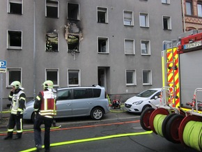 FW-GE: Feuer mit Menschenleben in Gefahr - 12 gerettete Personen bei Wohnungsbrand