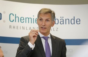 Chemieverbände Rheinland-Pfalz: Chemie mit Umsatzminus / 
Schulfach Wirtschaft gefordert