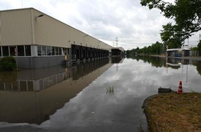 Feuerwehr Pulheim: FW Pulheim: Logistikhalle drohte nach starkem Regen mit Wasser vollzulaufen