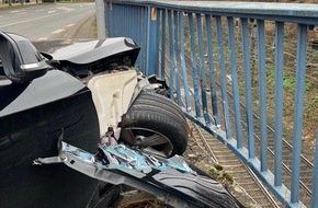 Polizei Hagen: POL-HA: Frontalzusammenstoß in Haspe - 56-jähriger BMW-Fahrer leicht verletzt