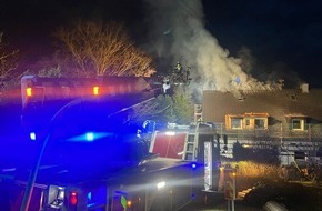 Feuerwehr Pforzheim: FW Pforzheim: Dachstuhlbrand, zwei Wohnungen unbewohnbar