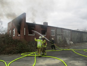 POL-STD: Großalarm für Stader Feuerwehr - Brand in leerstehendem Betriebsgebäude schnelle gelöscht