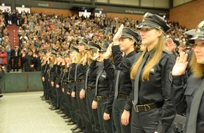 Polizeiakademie Niedersachsen: POL-AK NI: Rekordzahl bei der Vereidigung der zukünftigen Polizeikommissaranwärterinnen und -anwärter an der Polizeiakademie Niedersachsen