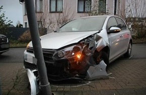 Polizei Mettmann: POL-ME: Alleinunfall: 91-jährige Autofahrerin schwer verletzt - Ratingen - 2312048