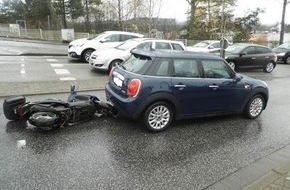 Polizeipräsidium Westpfalz: POL-PPWP: Rollerfahrer bei Verkehrsunfall leicht verletzt, Unfallverursacher flüchtig!