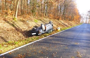 Polizeidirektion Bad Kreuznach: POL-PDKH: Verkehrsunfall  - Auto bleibt auf Dach liegen -