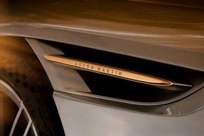 Q by Aston Martin feiert mit der DB12 Goldfinger Edition  die 60-jährige Partnerschaft mit James Bond