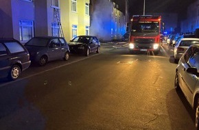 Feuerwehr Düren: FW Düren: Brand in Hauseinfahrt - Bewohner retten sich über Leitern