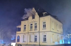 Feuerwehr Plettenberg: FW-PL: OT-Stadtmitte. Brand in einer Dachgeschosswohnung.