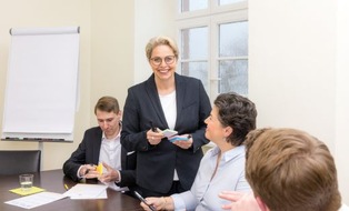 Sonnenberger Akademie GmbH: Verheerende Gallup-Umfrage: Führungsexpertin Karen Sonnenberger fordert neue Unternehmenskultur mit wertschätzendem Arbeitsumfeld