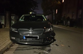 Polizei Bielefeld: POL-BI: PKW-Fahrerin schob geparkte Fahrzeuge zusammen und flüchtete