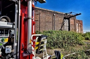 Feuerwehr Neuss: FW-NE: Feuer in leerstehendem Lagerhaus | Drei Löschzüge im Einsatz
