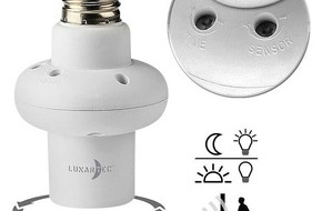 PEARL GmbH: Lunartec Lampenfassung E27 mit 360°-Mikrowellen-Radar-Bewegungsmelder, bis 7 m: Sicherheit, Komfort und Stromersparnis
