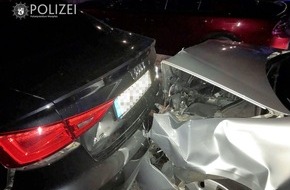 Polizeipräsidium Westpfalz: POL-PPWP: Autos verkeilen sich bei Unfall