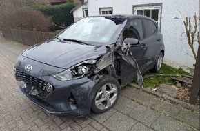 Polizeiinspektion Cuxhaven: POL-CUX: Verkehrsunfall mit zwei leicht verletzten Personen und hohem Sachschaden in Stotel (Foto im Anhang)