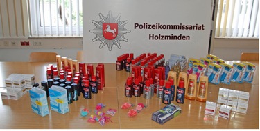 Polizeiinspektion Hameln-Pyrmont/Holzminden: POL-HOL: "Spezialisiert" auf Kosmetika: Gewerbsmäßige Ladendiebe dingfest gemacht - Waren im Wert von 2.000,-- EUR sichergestellt -