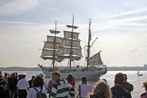 Deutsche Marine - Pressemeldung: Aktuelle Fotos vom Auslaufen der &quot;Gorch Fock&quot;