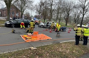 Feuerwehr Xanten: FW Xanten: Verkehrsunfall zwischen zwei PKW - Feuerwehr befreit verletzte Person