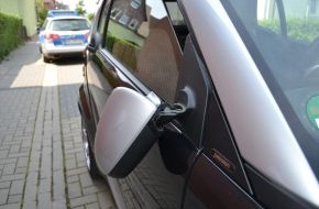 Polizeiinspektion Hameln-Pyrmont/Holzminden: POL-HOL: Wieder mal mutwillig Fahrzeuge beschädigt: Außenspiegel von PKW abgetreten Insgesamt drei Fahrzeuge betroffen / 1.000,-- EUR Schaden