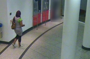 Polizei Düsseldorf: POL-D: "MK Kettwiger" - Erste Ermittlungsansätze im Fall des toten Rentnerpaares in Flingern - Wer kennt die Geldabheberin? - Polizei fahndet mit Fotos aus der Überwachungskamera