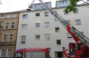 Feuerwehr Essen: FW-E: Gasflaschenbrand mit Brandausbreitung auf Dachgeschoßwohnung - keine verletzten Personen