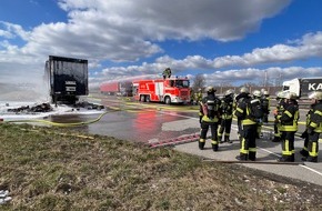 Feuerwehr Stuttgart: FW Stuttgart: Brennender LKW-Sattelauflieger auf der A8