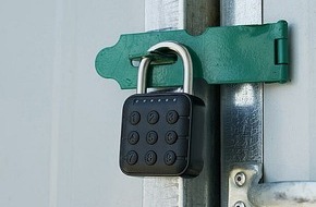 PEARL GmbH: Öffnen des Schlosses sicher und komfortabel: Xcase Smartes Metall-Vorhängeschloss mit Zahlencode & App, Bluetooth 5, IP67