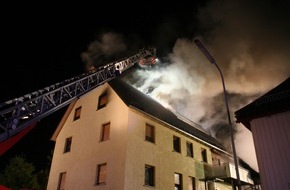 Kreisfeuerwehrverband Calw e.V.: KFV-CW: Scheune mit Wohnhaus brannte lichterloh
Über 100 Einsatzkräfte  bei Großbrand in Ebershardt im Einsatz
Keine Verletzten aber hoher Sachschaden