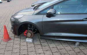 Polizei Gelsenkirchen: POL-GE: Diebe stehlen Reifen und Felgen - Zeugen gesucht