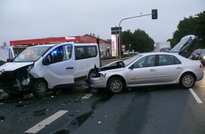Polizei Düren: POL-DN: Drei Leichtverletzte nach Verkehrsunfall