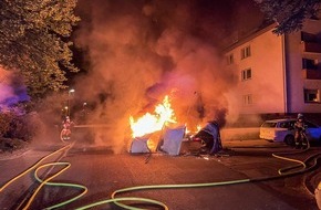 Feuerwehr Essen: FW-E: Kleintransporter und PKW gehen in Flammen auf - keine Verletzten