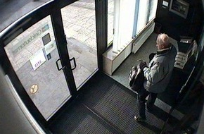 Polizei Düren: POL-DN: 0501289 Polizei fahndet mit Fotos nach Bankräuber von Körrenzig